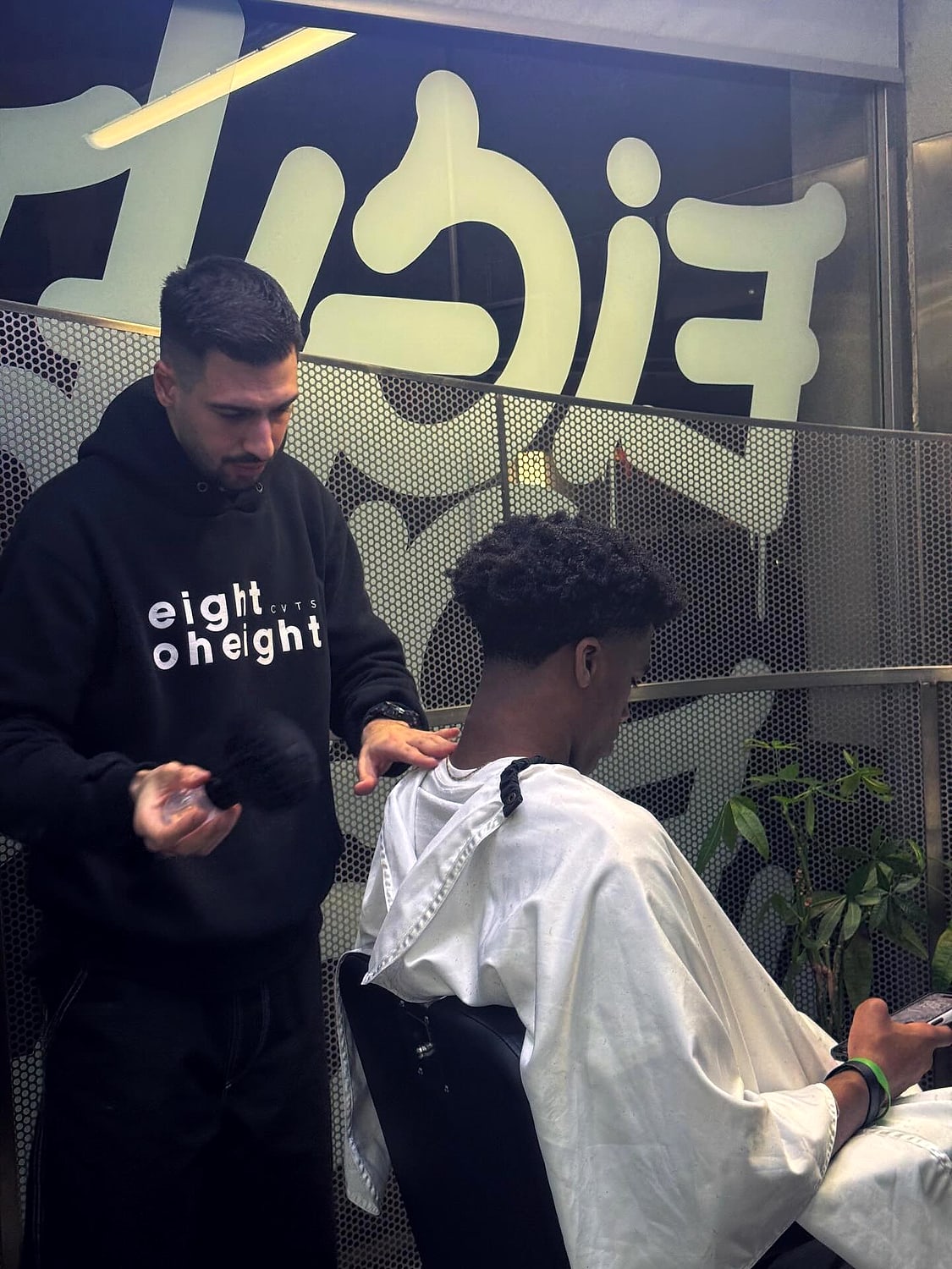 Barber του 808 εν ώρα δράσης, μπροστά στον τοίχο γκράφιτι