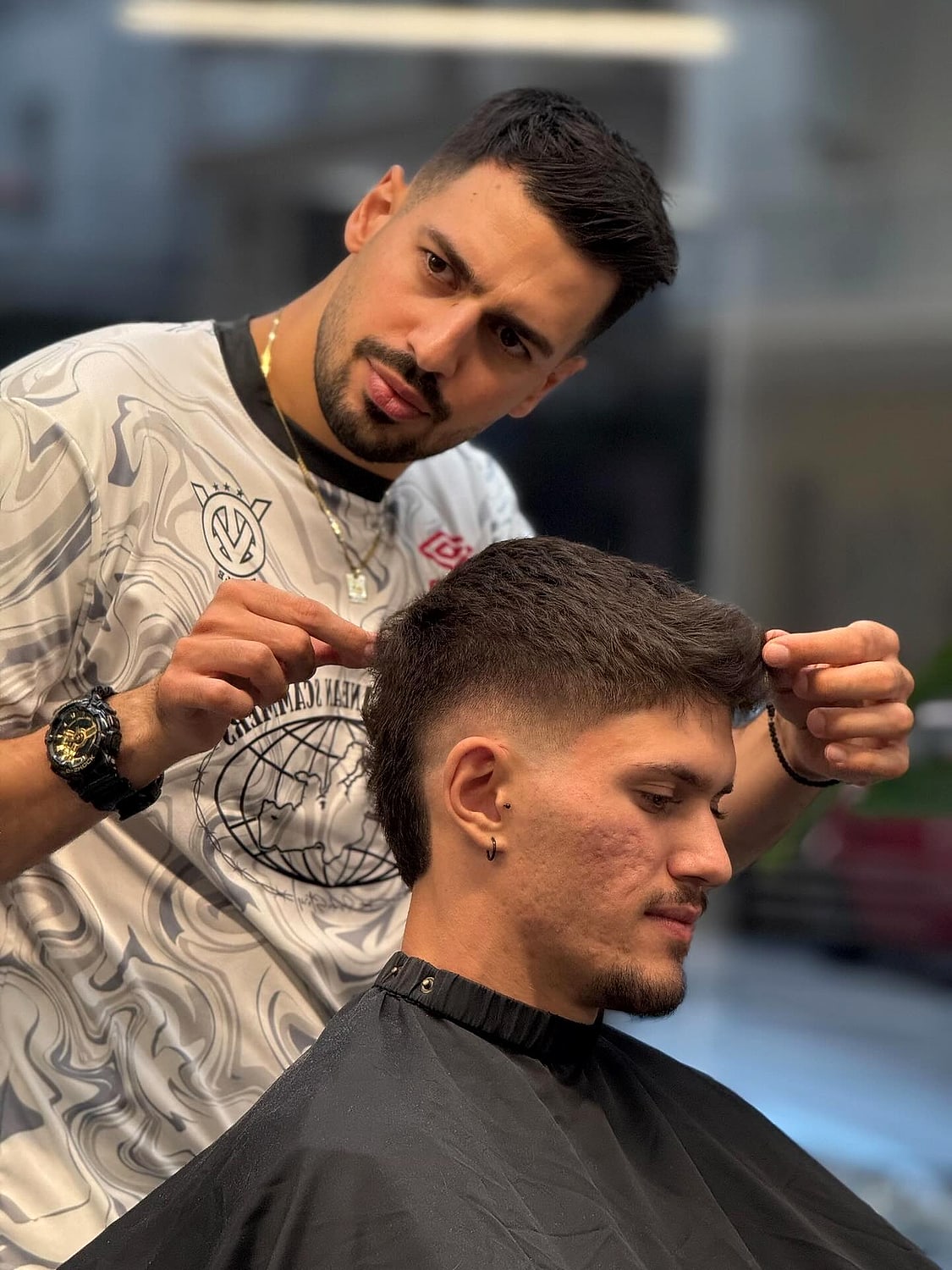 Barber του 808 δουλεύει ένα κούρεμα στον φωτεινό χώρο
